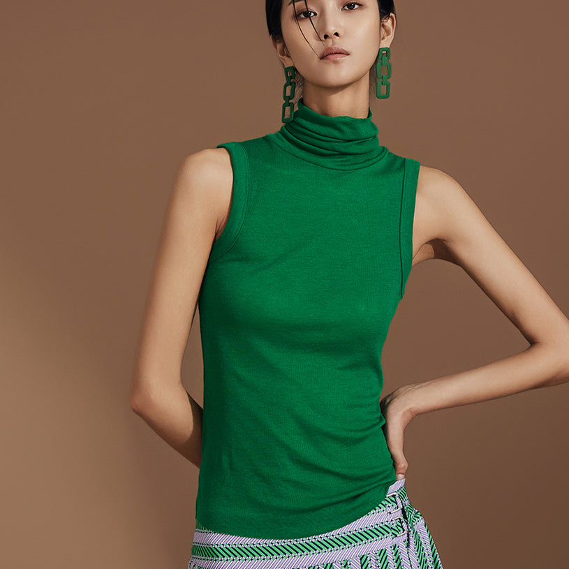 E3349 Mock Neck Sleeveless Top