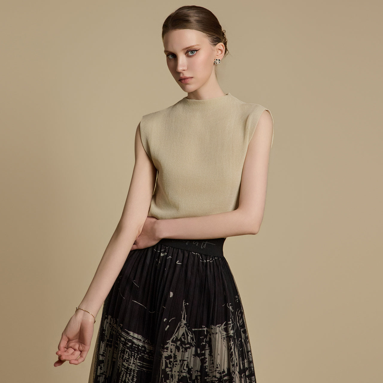 E3786 Mock neck sleeveless Top