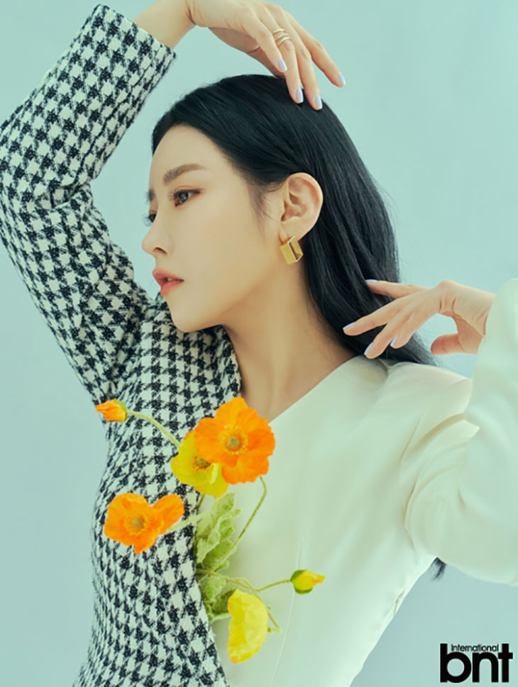 DINT CELEB<br><br> Magazine 'BNT'<br> Tiara Soyeon<br><br> D4132