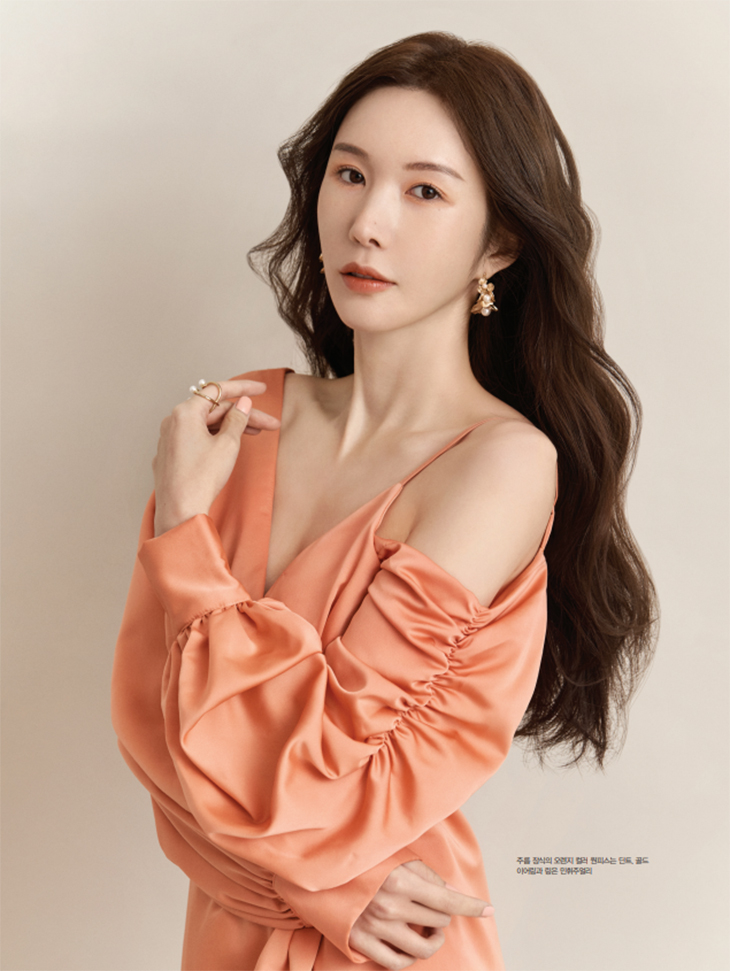 DINT CELEB<br><br> Magazine 'Women's Dong-A'<br> Shin Joo-ah<br><br> D9144