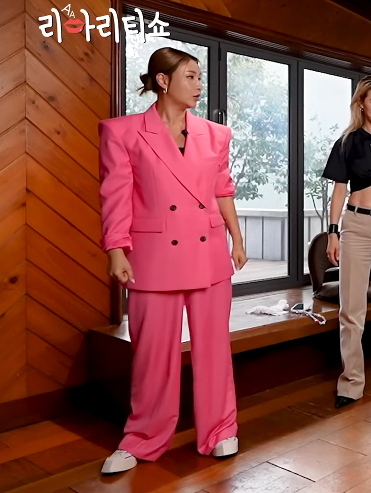 DINT CELEB<br><br> Bae Yoon-Jung<br><br> MBDJ043 & MBDP018<br><br> MBDTP019