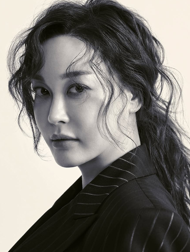 DINT CELEB<br><br> KIM HYEEUN <br><br> KSH42O2JK023