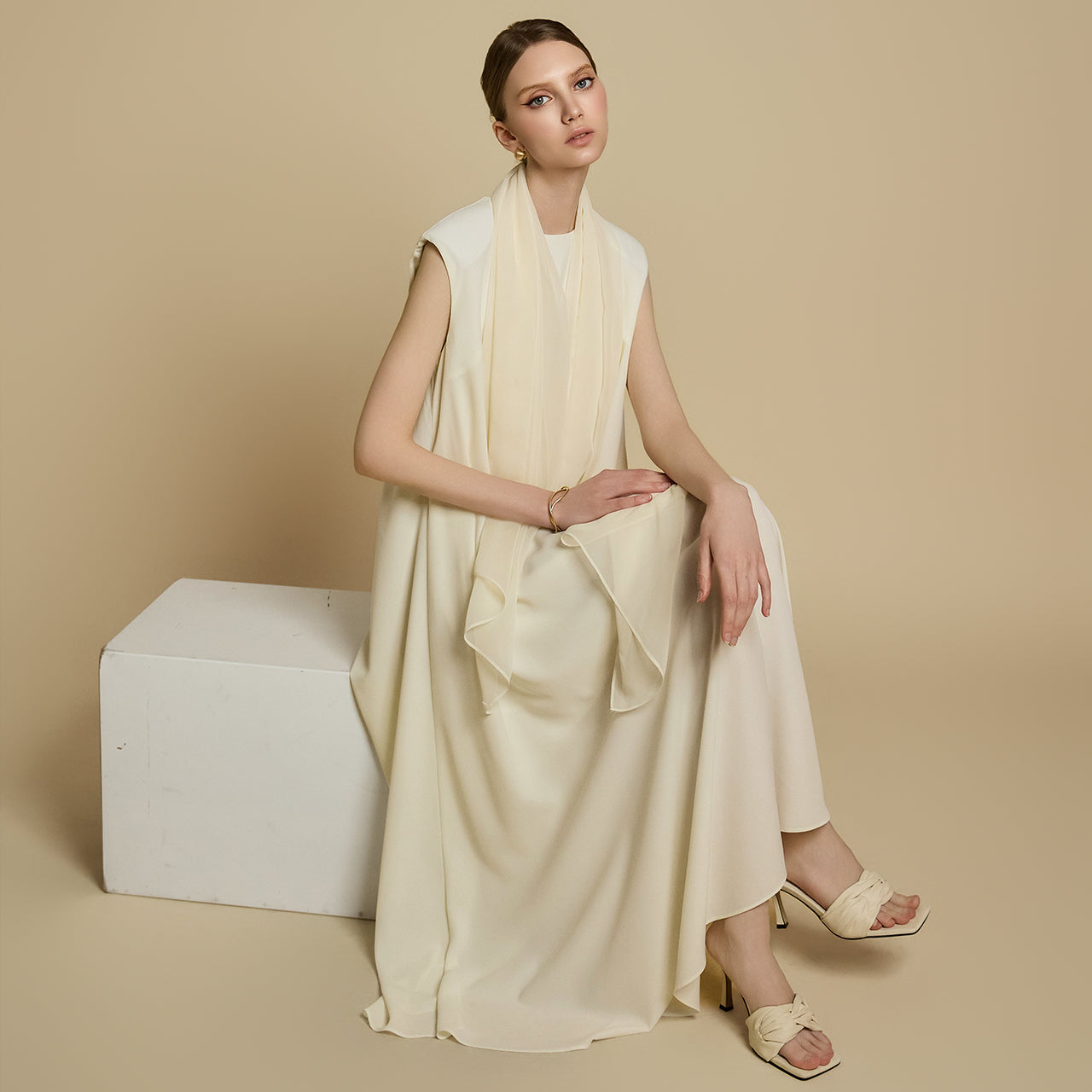 D5264 Sleeveless Dress with Shawl